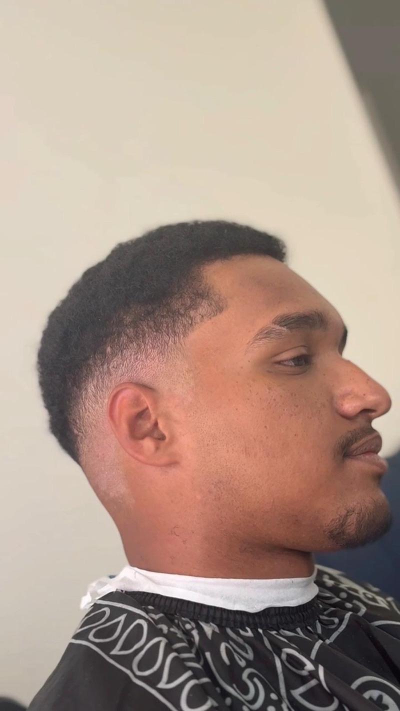 Corte com barba alinhada e sobrancelha feita
