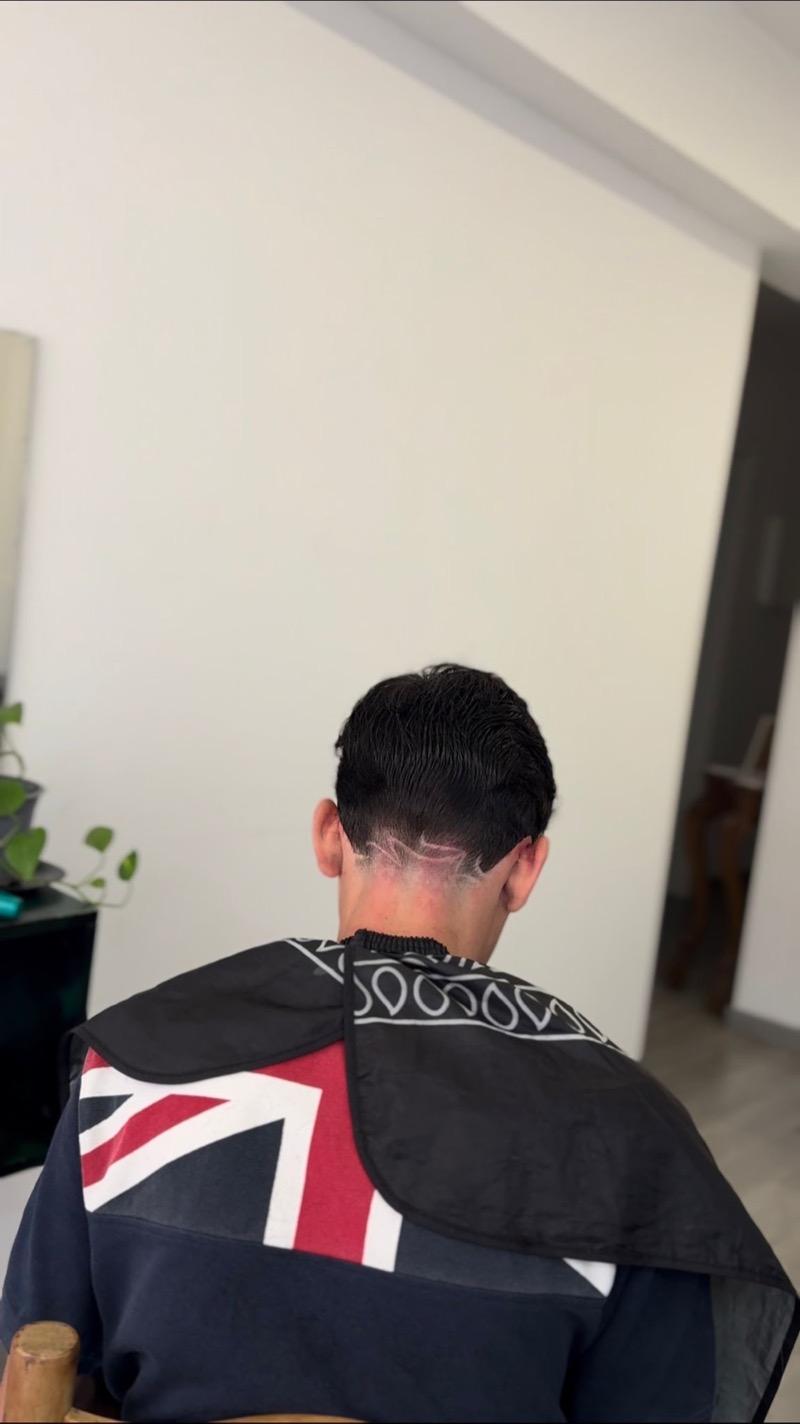 Corte curto com risco lateral definido