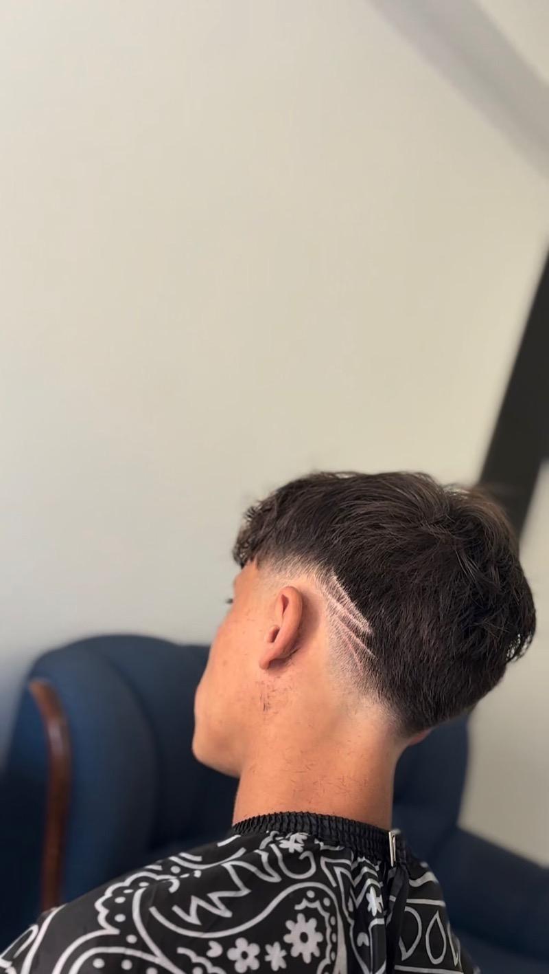Corte com risco e acabamento a máquina